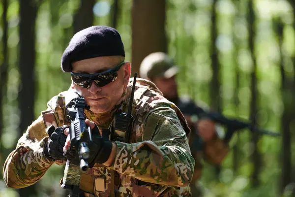 Elite Soldier Camouflaged Stealthily Navigating Dangerous Woodland Terrain Executes Covert — Stock Photo, Image