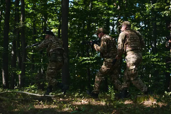 Unitate Antiteroristă Militară Specializată Efectuează Operațiune Ascunsă Păduri Dense Periculoase — Fotografie, imagine de stoc