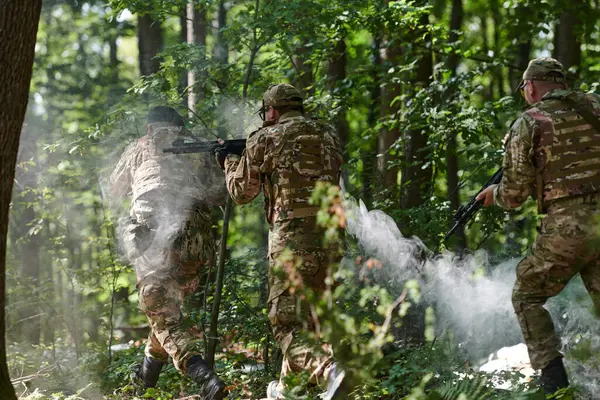 Unità Antiterrorismo Militare Specializzata Conduce Operazione Segreta Boschi Densi Pericolosi — Foto Stock
