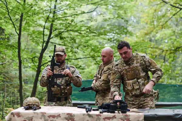 Una Unidad Militar Élite Prepara Para Una Operación Forestal Peligrosa — Foto de Stock