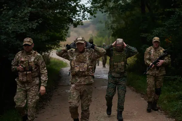 Groupe Soldats Élite Conduit Des Prisonniers Travers Camp Militaire Montrant — Photo