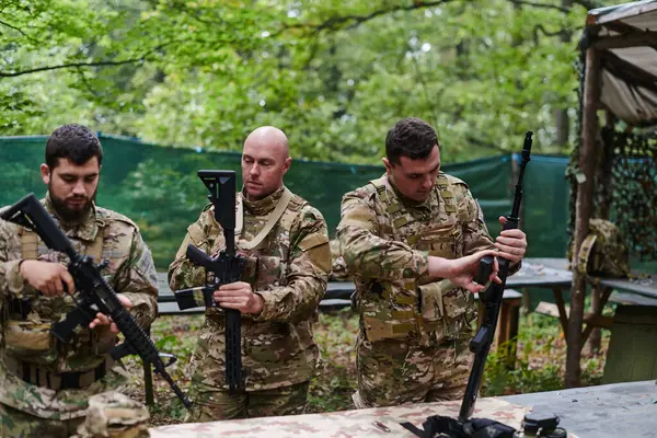 Seçkin Bir Askeri Birlik Tehlikeli Bir Orman Operasyonuna Hazırlanıyor Taktiksel — Stok fotoğraf