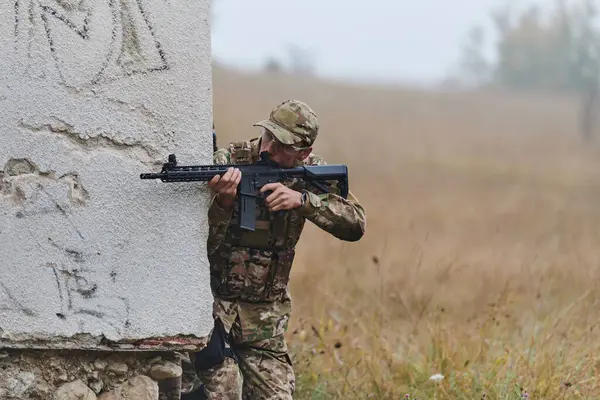 Yüksek Riskli Bir Görevde Özel Bir Askeri Birim Teröristlerin Saklandığına — Stok fotoğraf