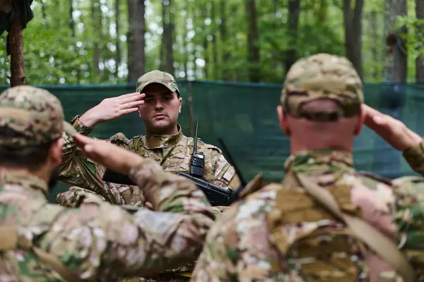 一名忠于职守的士兵向他的精锐部队致敬 表现出了对最危险的军事行动的友爱和准备 — 图库照片