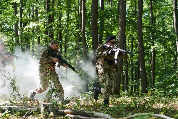 Uma Unidade Militar Antiterrorista Especializada Realiza Uma Operação Secreta Florestas — Fotografia de Stock