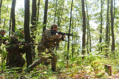 Disiplinli ve özel bir askeri birlik, kamuflajlı, stratejik devriye gezen ve yüksek bahisli bir ortamda kontrolü elinde tutan, hassasiyetlerini, birliklerini ve hazırlıklarını gösteren