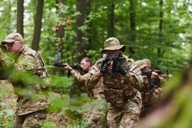 Disiplinli ve özel bir askeri birlik, kamuflajlı, stratejik devriye gezen ve yüksek bahisli bir ortamda kontrolü elinde tutan, hassasiyetlerini, birliklerini ve hazırlıklarını gösteren