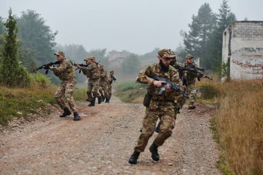 Disiplinli ve özel bir askeri birlik, kamuflajlı, stratejik devriye gezen ve yüksek bahisli bir ortamda kontrolü elinde tutan, hassasiyetlerini, birliklerini ve hazırlıklarını gösteren