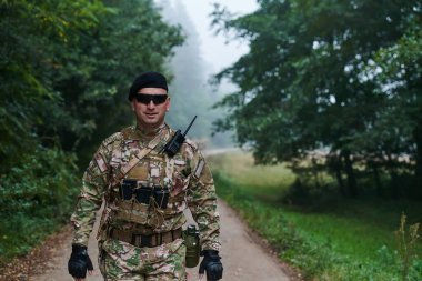  Seçkin askerler, yaklaşan tehlike karşısında cesaretin ve profesyonelliğin özünü yakalayan, tehlikeli bir askeri operasyon için hazırlanan kararlılık ve hazırlık yayarlar.. 