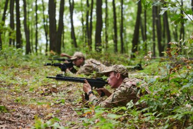 Seçkin askerler, gizli ve stratejik bir askeri göreve çıktıklarında özel teçhizatlarla kamufle edilmiş sık ormanlarda gizlice manevra yaparlar.. 