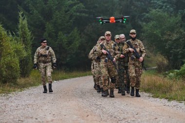 Büyük bir ormanın önderliğindeki seçkin bir askeri birlik, yüksek riskli operasyonlara hassasiyet, disiplin ve hazırlık gösteriyor.. 