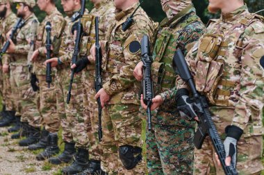 Asker savaşçılar silahlarla birlikte duruyorlar. Amerikan ordusunun seçkin üyelerinin grup portresi, özel askeri şirket çalışanları, anti-terör ekibi.. 