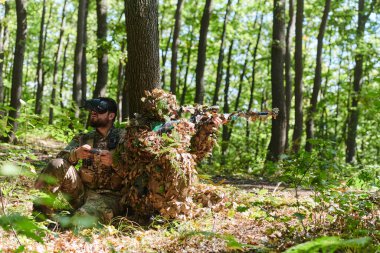Yetenekli bir keskin nişancı ve İHA kullanan bir asker VR gözlükleri ile ormanın içinde gizlenirken askeri harekatı gözlemleyip strateji oluştururlar.. 