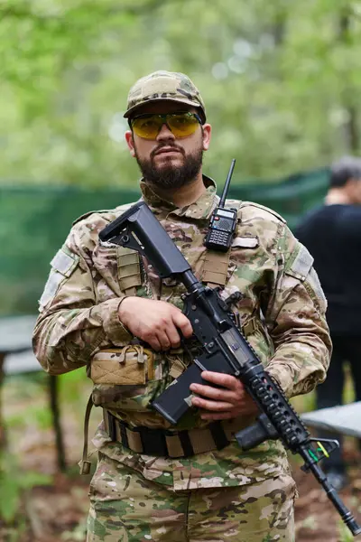 Elitarny Żołnierz Emanuje Skoncentrowaną Determinacją Gotowością Przygotowany Niebezpiecznej Operacji Wojskowej — Zdjęcie stockowe