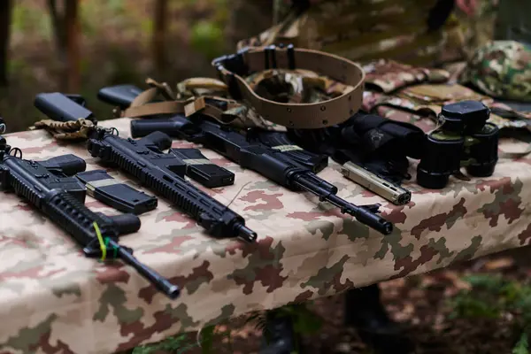 Una Serie Armas Militares Incluyendo Rifles Pistolas Están Meticulosamente Dispuestas — Foto de Stock