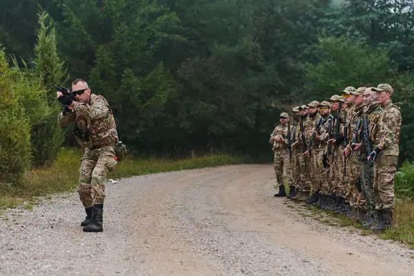 Seçkin Birliğine Kesin Askeri Talimatlar Veriyor Stratejik Liderliği Somutlaştırıyor Taktik — Stok fotoğraf
