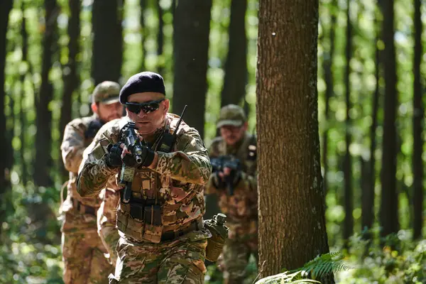一支专门的军事反恐部队在茂密 危险的林地进行秘密行动 表现出精准 纪律和战略准备状态 — 图库照片