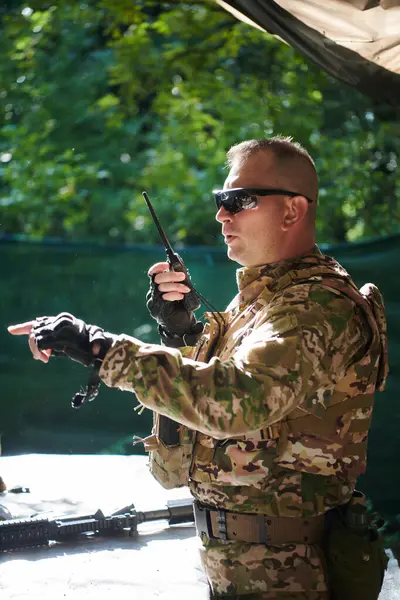Comandante Militar Emplea Una Radio Motorola Para Comunicarse Sin Problemas —  Fotos de Stock