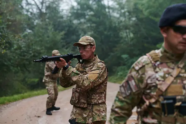Una Unidad Militar Disciplinada Especializada Vestida Camuflaje Patrullando Estratégicamente Manteniendo —  Fotos de Stock