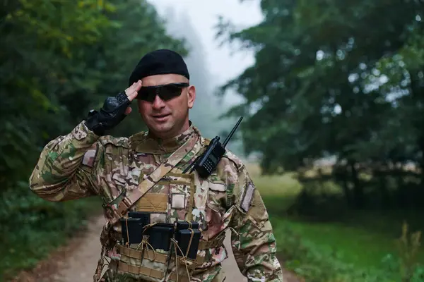 Kendini Işine Adamış Bir Asker Seçkin Birliğini Selamlıyor Tehlikeli Askeri — Stok fotoğraf