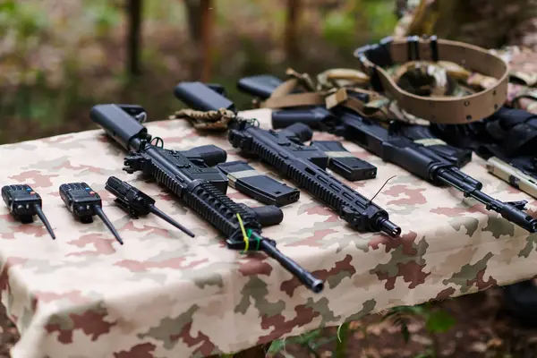 Uma Série Armas Militares Incluindo Rifles Pistolas Meticulosamente Organizada Uma — Fotografia de Stock