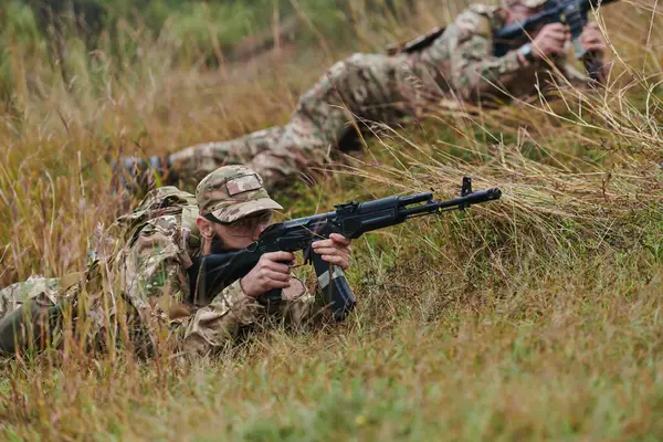 Seçkin Askerler Gizli Stratejik Bir Askeri Göreve Çıktıklarında Özel Teçhizatlarla — Stok fotoğraf