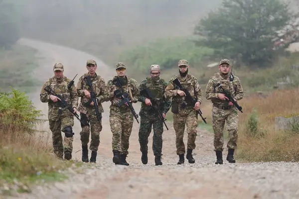 Une Unité Militaire Disciplinée Spécialisée Revêtue Camouflage Patrouillant Stratégiquement Maintenant — Photo