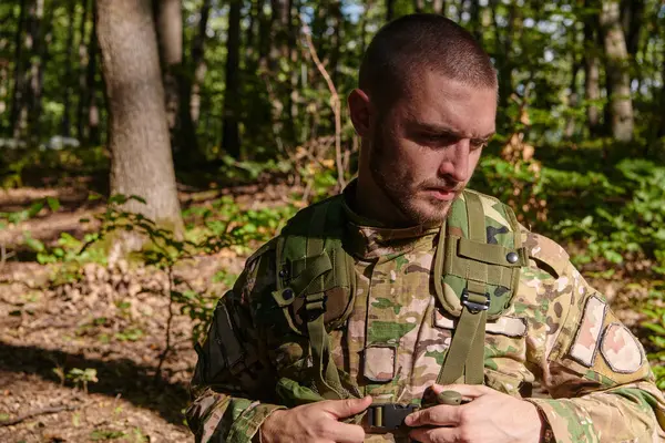 Elitní Voják Vyzařuje Cílené Odhodlání Připravenost Připravený Nebezpečnou Vojenskou Operaci — Stock fotografie