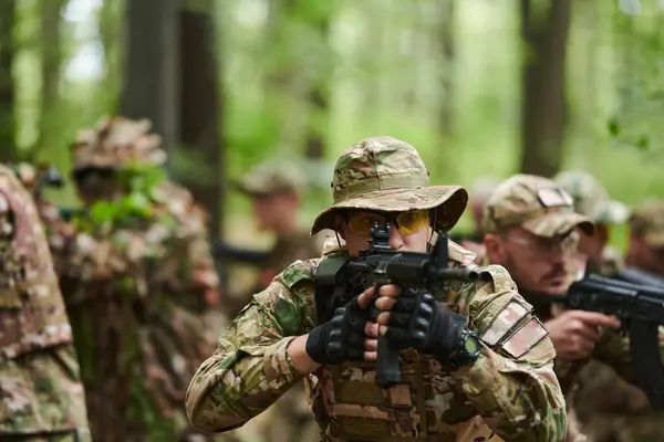 Una Unidad Militar Disciplinada Especializada Vestida Camuflaje Patrullando Estratégicamente Manteniendo —  Fotos de Stock