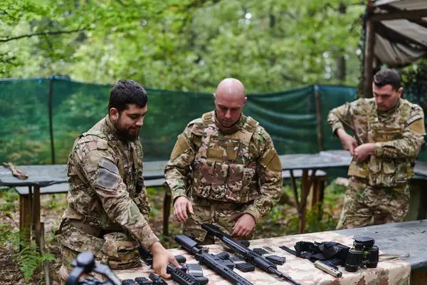 Elite Military Unit Prepares Hazardous Forest Operation Showcasing Tactical Prowess — Stock Photo, Image