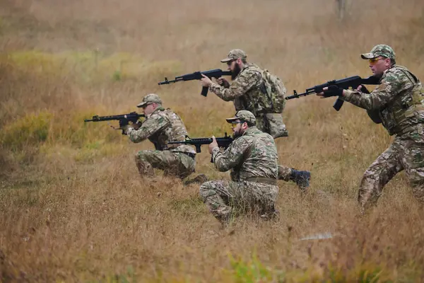 Disiplinli Özel Bir Askeri Birlik Kamuflajlı Stratejik Devriye Gezen Yüksek — Stok fotoğraf