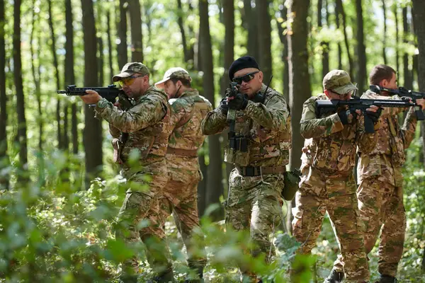 Unità Antiterrorismo Militare Specializzata Conduce Operazione Segreta Boschi Densi Pericolosi — Foto Stock