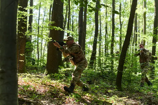 一支专门的军事反恐部队在茂密 危险的林地进行秘密行动 表现出精准 纪律和战略准备状态 — 图库照片