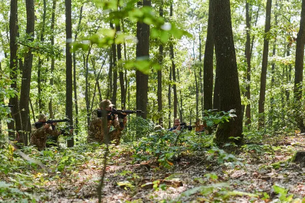 Specjalistyczna Wojskowa Jednostka Antyterrorystyczna Prowadzi Tajną Operację Gęstym Niebezpiecznym Lesie — Zdjęcie stockowe