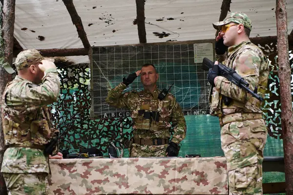 Eğitimli Bir Askeri Birlik Bir Brifing Sırasında Askeri Harita Incelerken — Stok fotoğraf