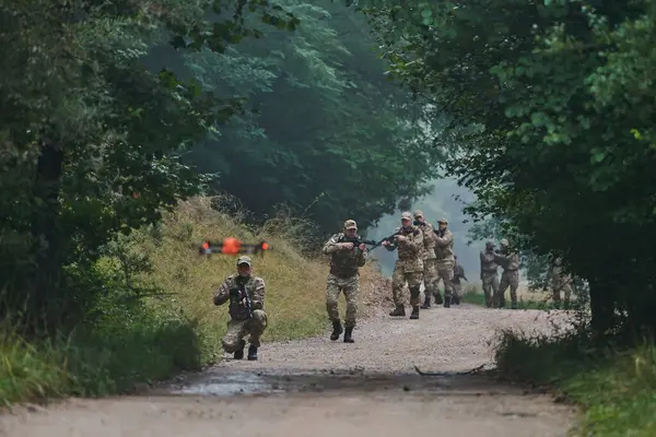 Unitatea Militară Elită Parcurgând Asigurând Pădurea Folosind Drone Pentru Scanarea — Fotografie, imagine de stoc