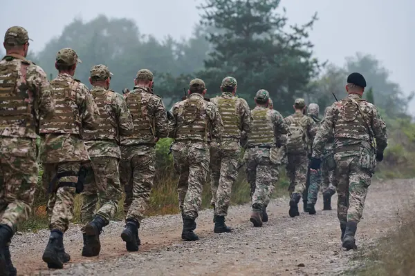 Büyük Bir Ormanın Önderliğindeki Seçkin Bir Askeri Birlik Yüksek Riskli — Stok fotoğraf