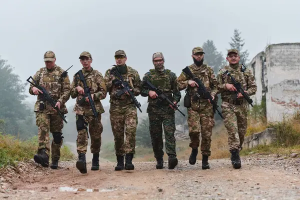 Disiplinli Özel Bir Askeri Birlik Kamuflajlı Stratejik Devriye Gezen Yüksek — Stok fotoğraf