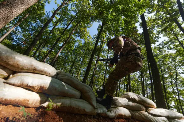 Ein Elitesoldat Beseitigt Geschickt Militärische Barrieren Dem Gefährlichen Waldgebiet Und — Stockfoto