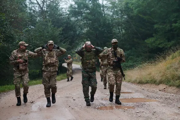 Bir Grup Seçkin Asker Askeri Kampta Tutsaklara Önderlik Ediyor Gözaltı — Stok fotoğraf