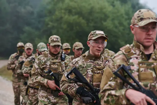 Büyük Bir Ormanın Önderliğindeki Seçkin Bir Askeri Birlik Yüksek Riskli — Stok fotoğraf