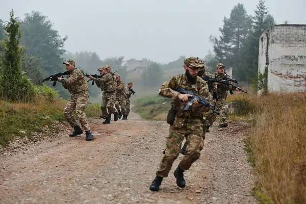 Uma Unidade Militar Disciplinada Especializada Vestida Camuflagem Estrategicamente Patrulhando Mantendo — Fotografia de Stock