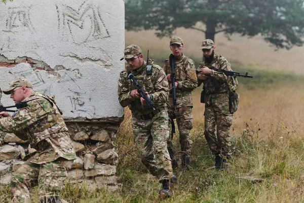 Dalam Misi Taruhannya Tinggi Unit Militer Khusus Melaksanakan Operasi Taktis — Stok Foto