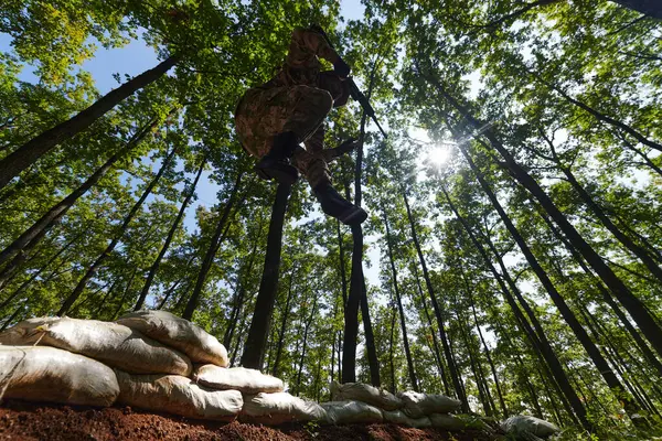 Soldato Élite Elimina Abilmente Barriere Militari Nel Pericoloso Terreno Boscoso — Foto Stock