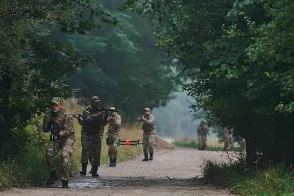 Unitatea Militară Elită Parcurgând Asigurând Pădurea Folosind Drone Pentru Scanarea — Fotografie, imagine de stoc