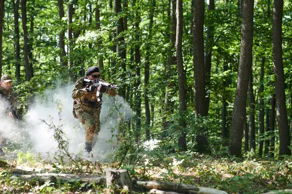 Specjalistyczna Wojskowa Jednostka Antyterrorystyczna Prowadzi Tajną Operację Gęstym Niebezpiecznym Lesie — Zdjęcie stockowe
