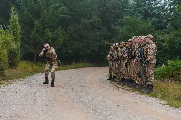 Major Donne Des Instructions Militaires Précises Son Unité Élite Incarnant — Photo