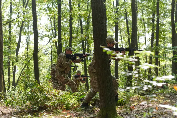 Specializovaná Vojenská Protiteroristická Jednotka Provádí Tajnou Operaci Hustém Nebezpečném Lese — Stock fotografie