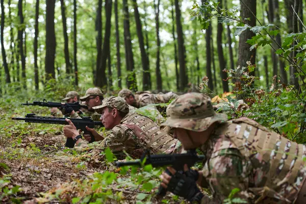 Elite Soldiers Stealthily Maneuver Dense Forest Camouflaged Specialized Gear Embark — Stock Photo, Image