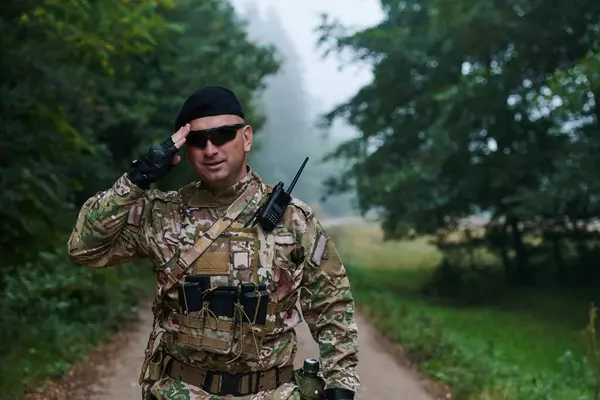 Ein Engagierter Soldat Grüßt Seine Eliteeinheit Und Demonstriert Kameradschaft Und — Stockfoto